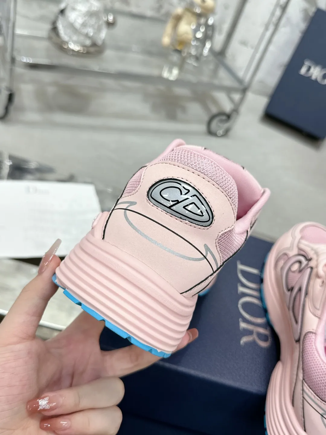Men's men's shoes 💰600❤️❤️❤️High version Dior Dior's latest color matching B30 series reflective dad sneakers original 17380💰 purchased for development and production Brand new B30 sneakers Dad Shoes style shoes that follow the trend of the retro market The Dior logo on the tongue also indicates that this pair of shoes is the B30 model! B30 uses fine-textured leather and mesh cloth materials to form a shoe body. There are conspicuous letters CD on both sides of the shoe body to indicate identity. Many lines on the shoe body outline details to make the shoes look less monotonous and full of retro flavor. The delivery counter is exquisitely packaged🛍📦 ▪️Fabric: Original customized technical fabric + mesh ▪️Inner lining: Customized breathable lining ▪️Outsole: Original molded IP foam + TPU outsole ▪️Sole thickness: 3.5CM ▪️Size: Women’s size 35-40 / Men’s size 39-46